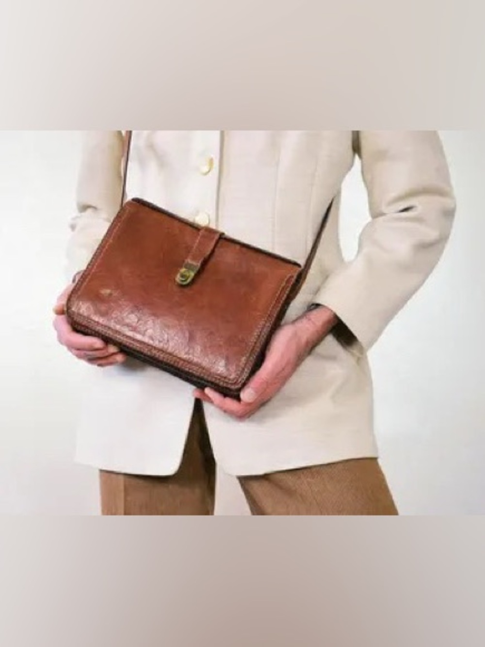 Classic Tan Leather Messenger Bag with Adjustable Strap